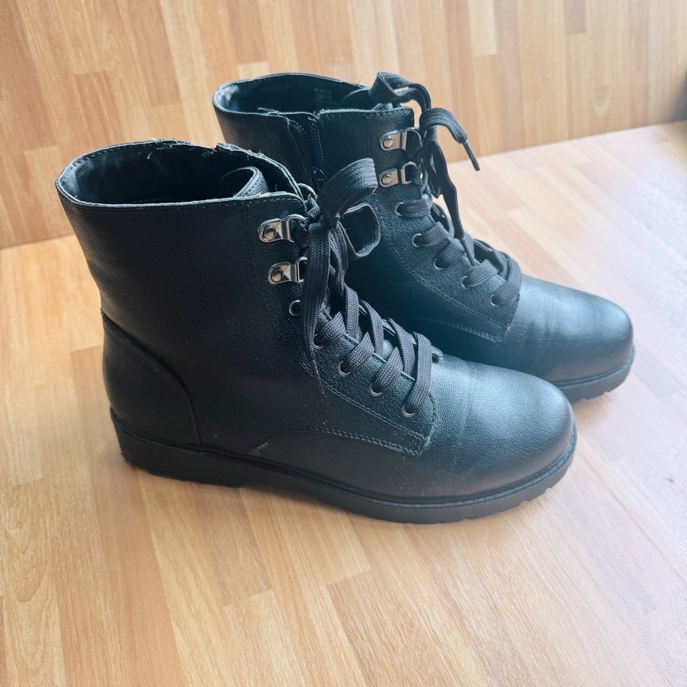 Kelly & Katie KK-vestie black combat boot size 10